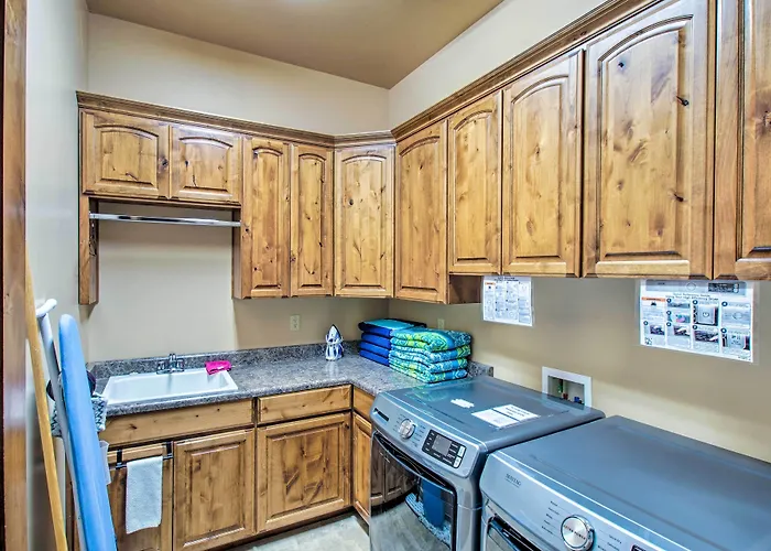 Home: Pickleball, Heated Pool & Hot Tub Holiday home *